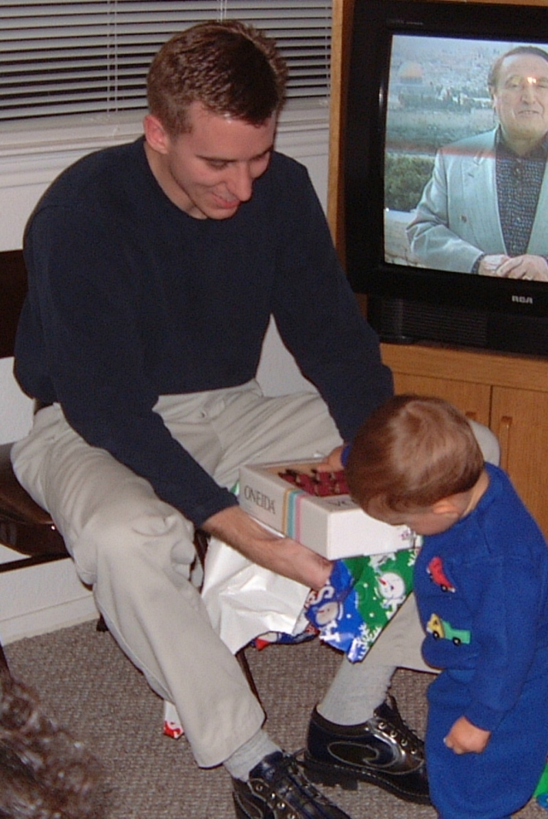 Hildebrand Christmas ScreenSaver/800x600_2000-12-21-08  Chance will help Uncle Josh.jpg
